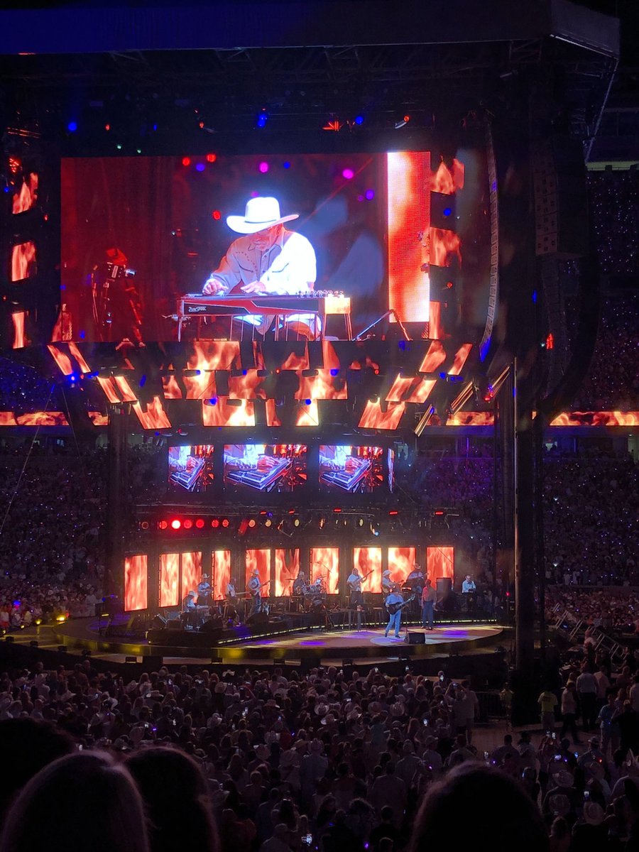 bookkiller75's tweet photo. @GeorgeStrait @MNstarzChic @AliveCoverage https://t.co/FPksDid9Yq