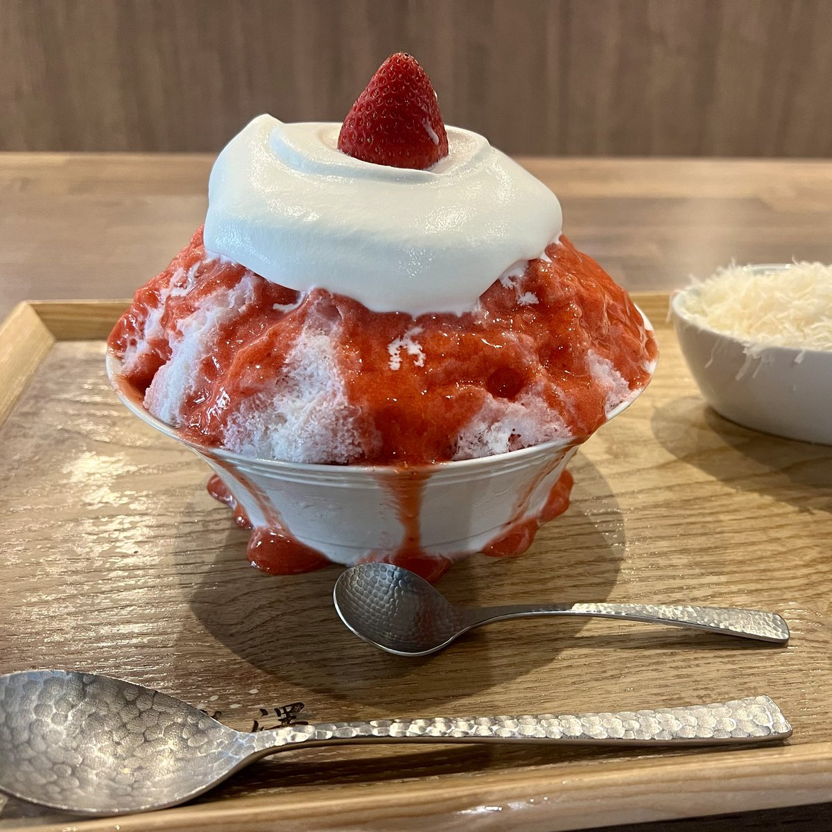 Miyuyu_117117's tweet image. 「果実と氷岩澤」に行ってきた🍧🧊
可愛くてとっても美味しかった🍓
最後は友達がオリジナルトッピング
してくれました🍒 ̖́-
#麻布十番 #果実と氷岩澤 #かき氷