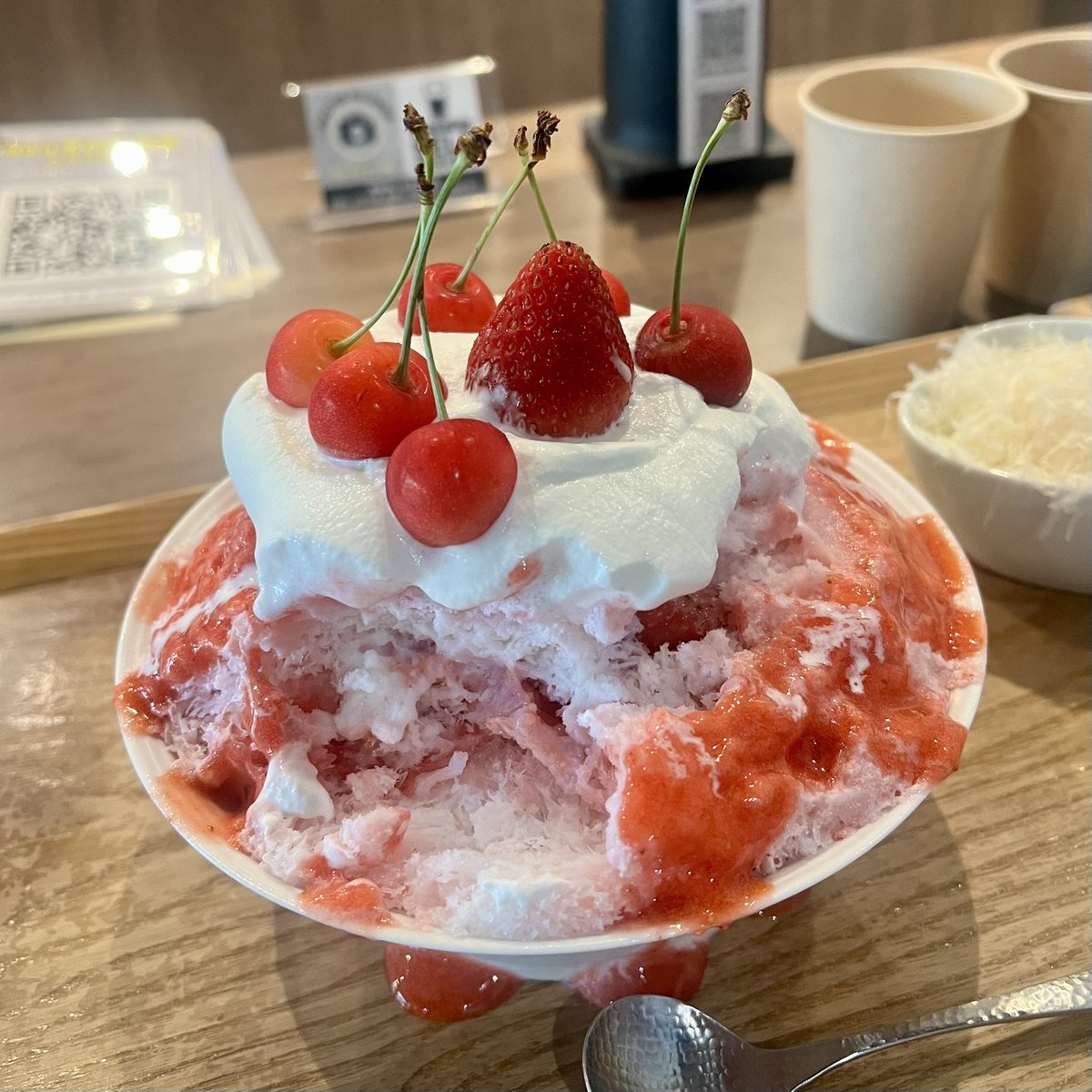 Miyuyu_117117's tweet image. 「果実と氷岩澤」に行ってきた🍧🧊
可愛くてとっても美味しかった🍓
最後は友達がオリジナルトッピング
してくれました🍒 ̖́-
#麻布十番 #果実と氷岩澤 #かき氷