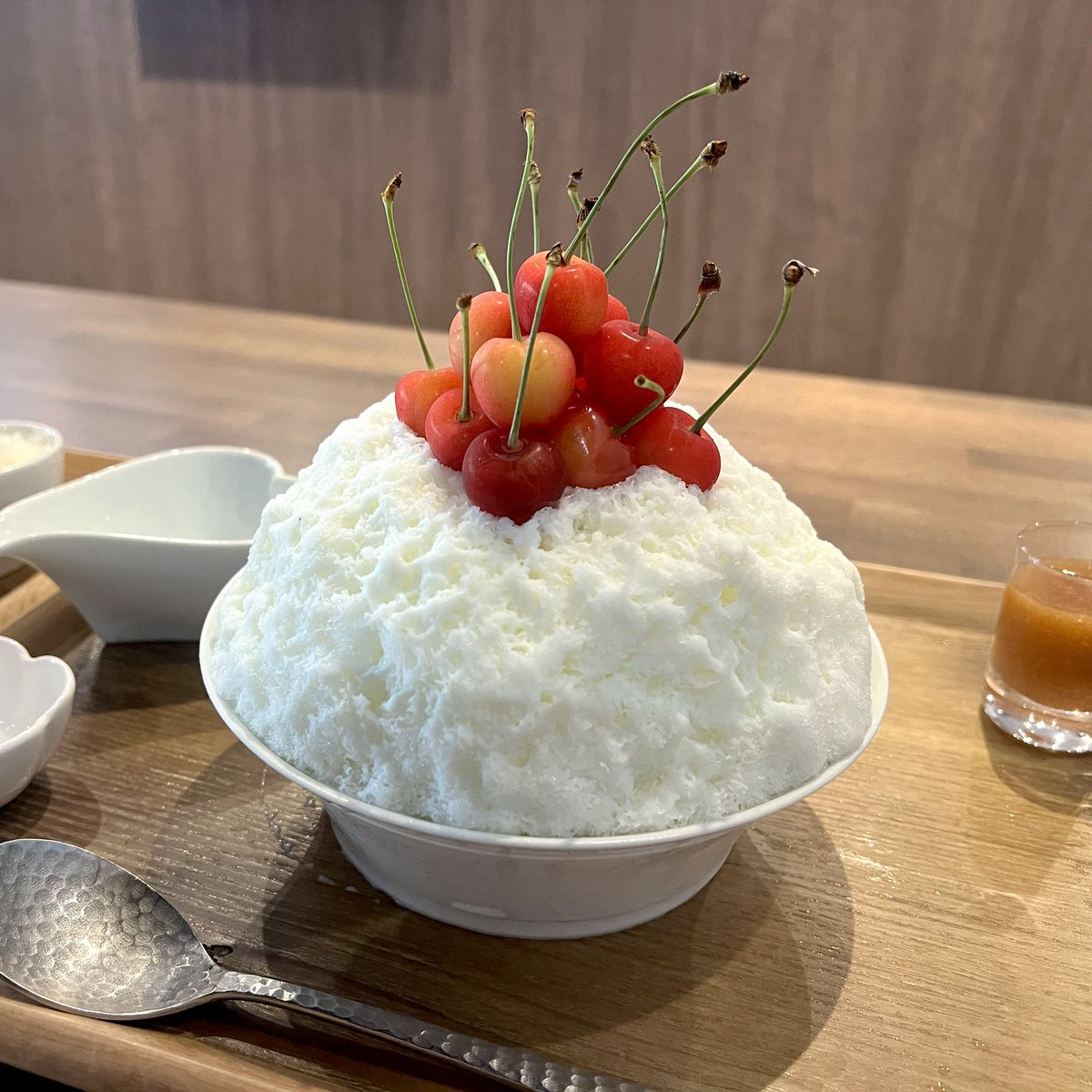 Miyuyu_117117's tweet image. 「果実と氷岩澤」に行ってきた🍧🧊
可愛くてとっても美味しかった🍓
最後は友達がオリジナルトッピング
してくれました🍒 ̖́-
#麻布十番 #果実と氷岩澤 #かき氷
