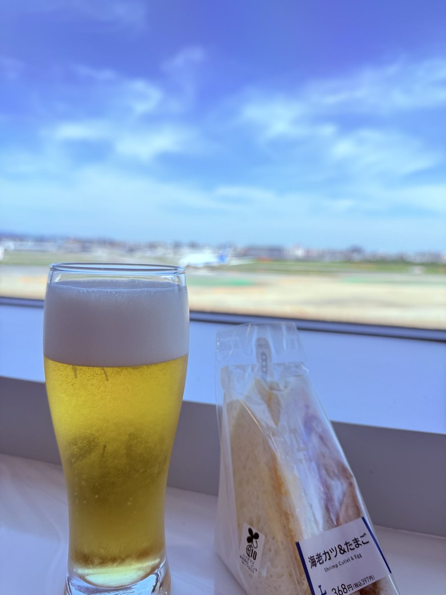 rossi_DQT's tweet photo. 3泊4日の東京旅行行ってきます✈️
朝から飲むビール最高🍻✨ https://t.co/eefsmAleB5