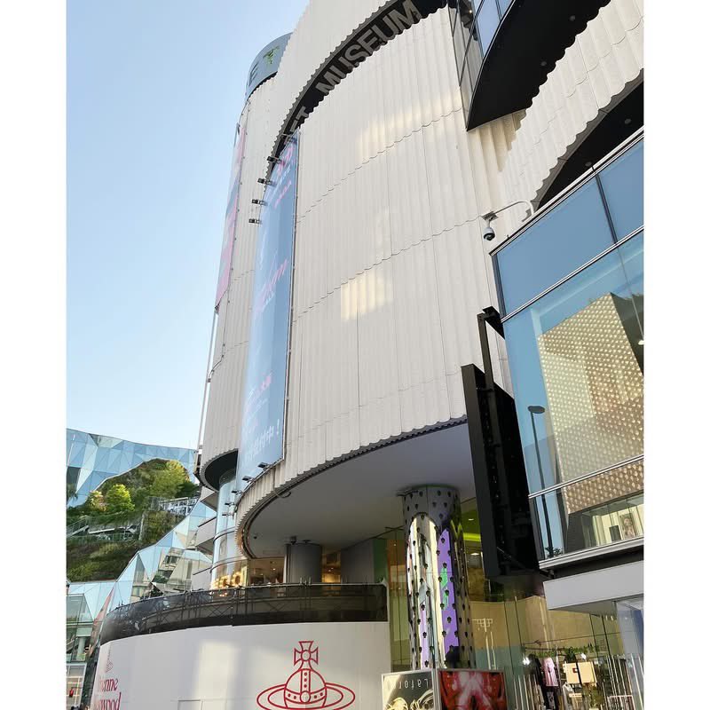 halikeda's tweet photo. 本日から🌟クリエイターズマーケット@ラフォーレ原宿 後期の展示がスタートします!
わたしは14時ごろまで会場におります◎
是非お越し下さい♪
写真は昨日設営の時にミュージアムから見えた夕焼け🌆
6/19〜6/24@ラフォーレミュージアム原宿
ブースNo.63でお待ちしています
#halikeda #aotsuki #TCM1 https://t.co/eDR8ZbyIxJ