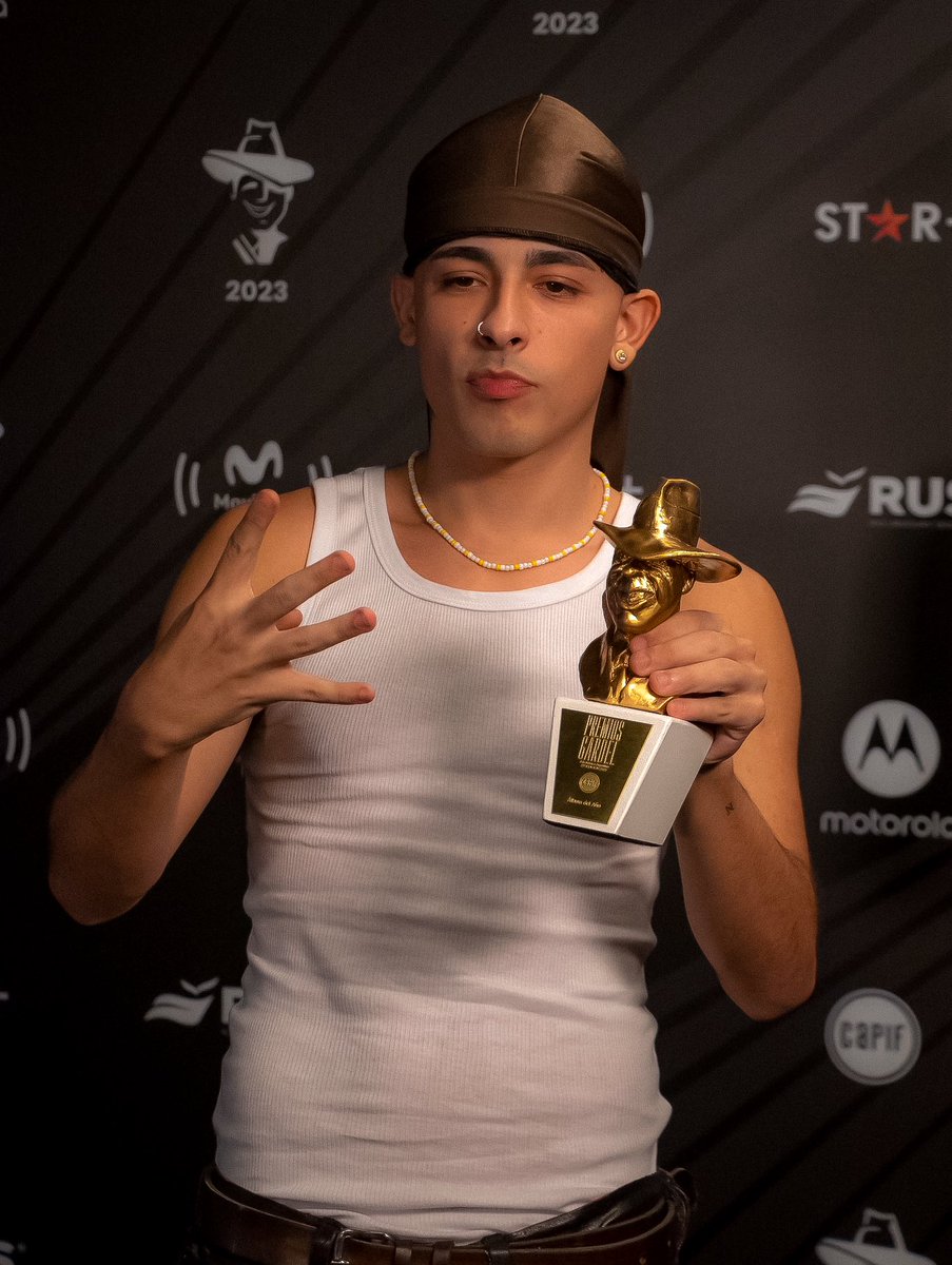 Trueno es ganador de tres #PremiosGardel2025. 

— Grabación del año “Real Gangsta Love”
— Mejor canción urbana “Real Gangsta Love”
— Mejor álbum urbano “El último baile” 

En total obtiene 10 premios Gardel incluido un Gardel de Oro en 2023. The goat 🐐
