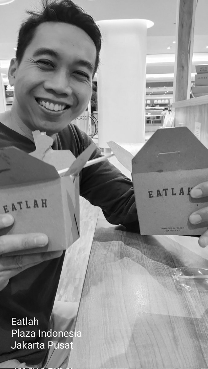 Lapar? Eatlah Aja !!

Kebiasaan kalo main ke Plaza Indonesia mesti mampir makan siang di Eatlah.

Harganya berkisar 50ribuan seporsi reguler. Worth to buy sih. Porsinya pas di perut saya. Tapi kalo laper banget, mending ke warteg aja deh, biar bisa mukbang nasi 😀😀

#Kuliner