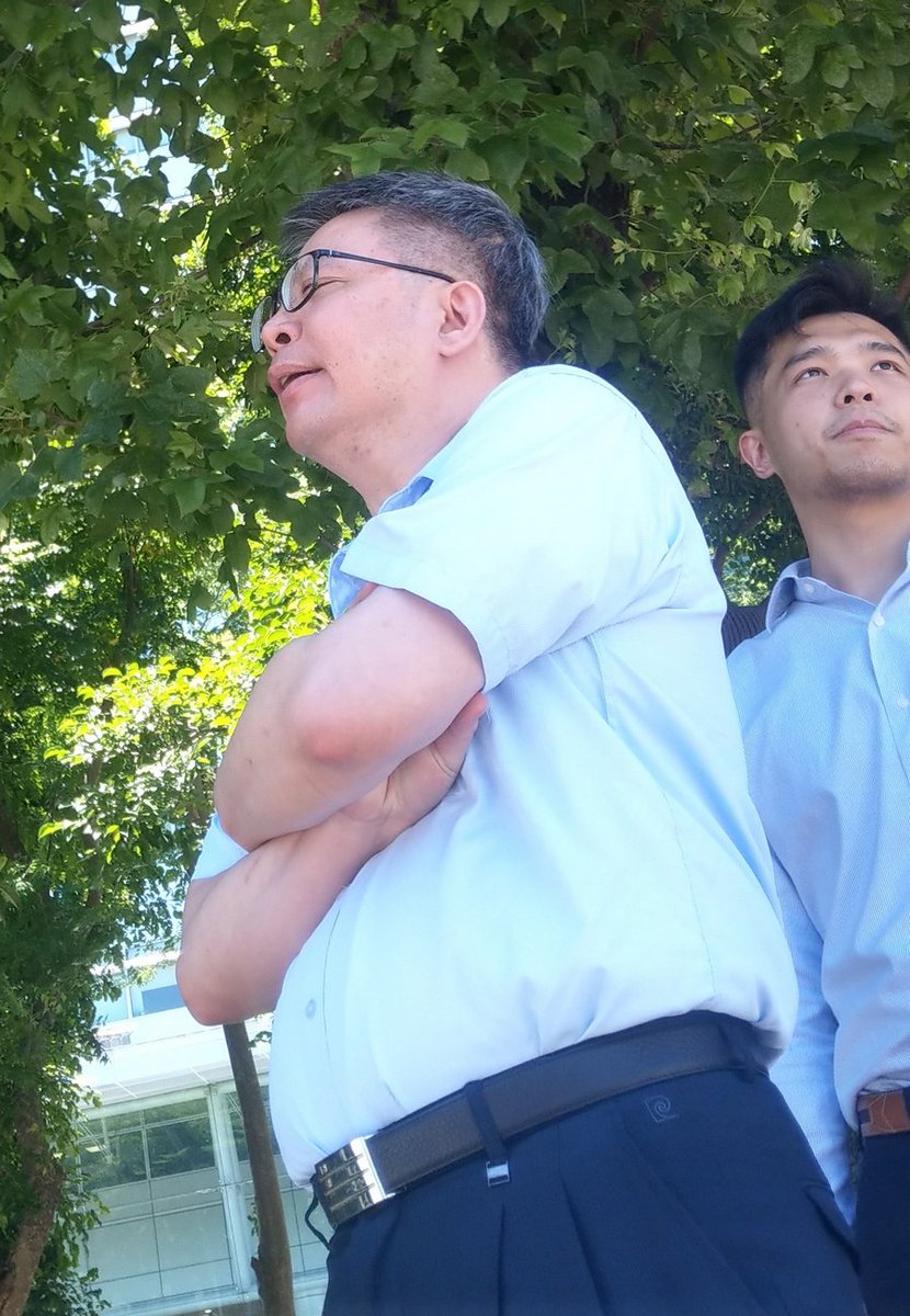 對我眨眼睛，會害羞低