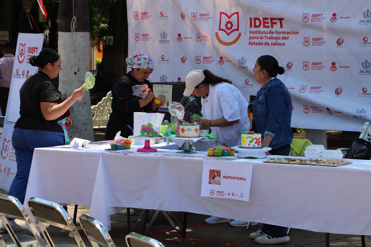 SecEducacionJal's tweet photo. A través de la firma de un convenio entre el @IdeftJalisco y el Gobierno de Teuchitlán, unimos esfuerzos para acercar programas de capacitación laboral en beneficio de las y los habitantes de este municipio con el objetivo de seguir impulsando su desarrollo profesional. https://t.co/8ImEQ2xVfJ