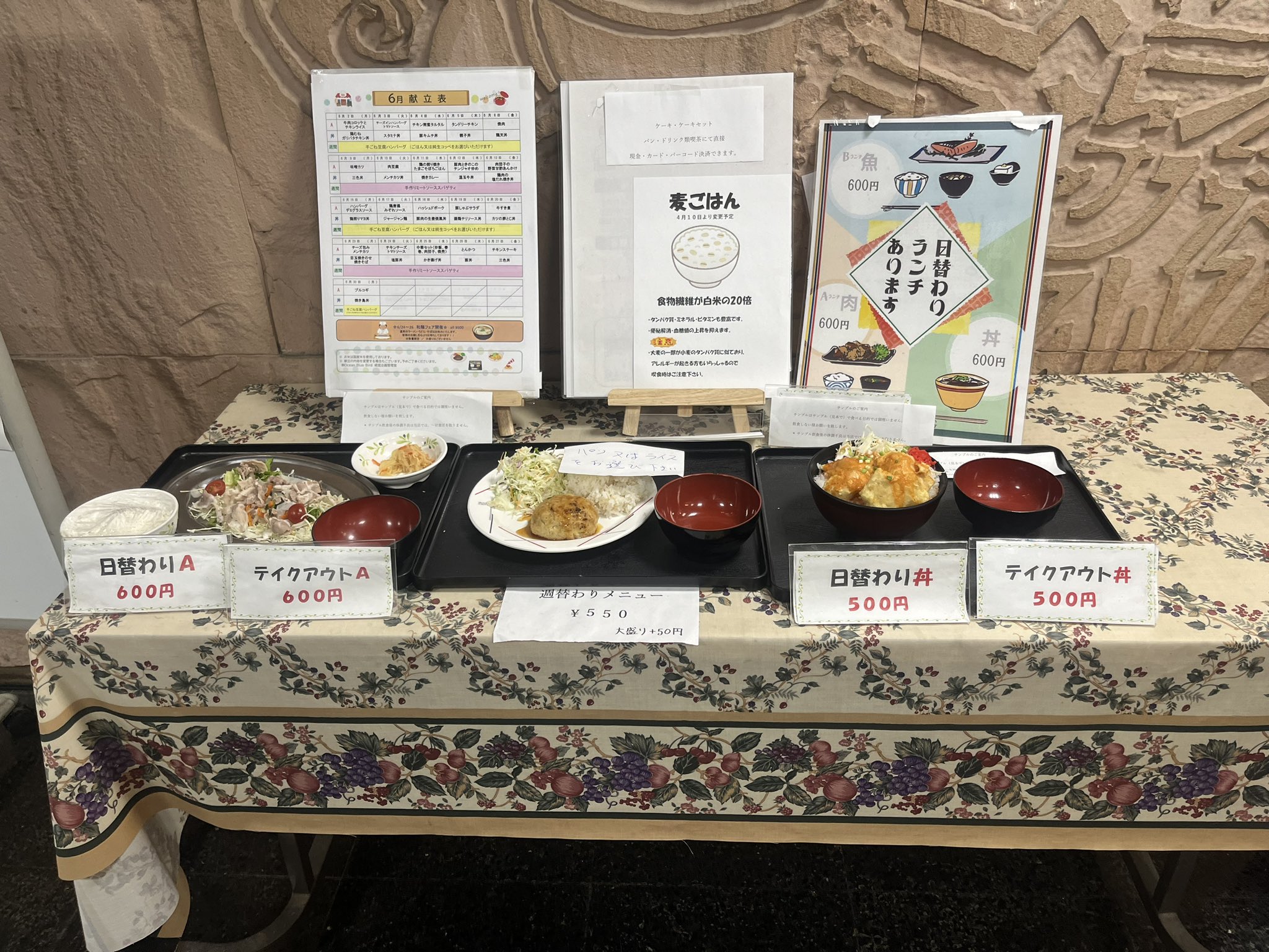 食堂の食卓は仕切り板の学生を分けて食事 学生食堂 - CIT