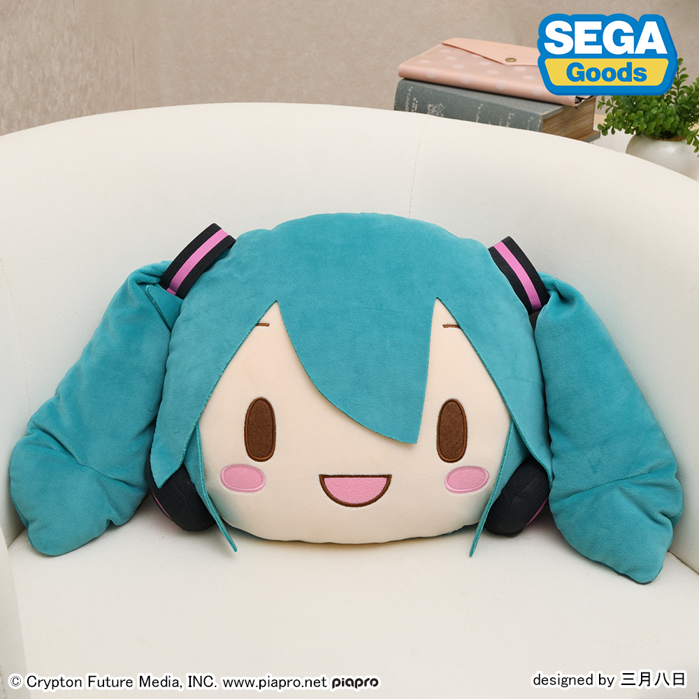 【グッズ】
#初音ミクの #ふわぷち アイテムが
2つ同時に登場予定！

マスコットはおでこを押すと、
ツインテールがぴょこぴょこ動くよ👀！
クッションはもちっとした感触がたまらない😊

詳細は「セガプラザ」で順次お知らせ予定です！
お楽しみに♪