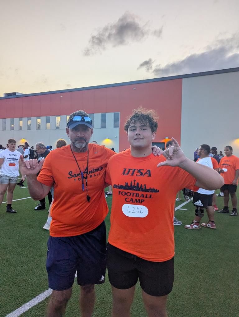 RichardSev77's tweet image. Excited to be back at Utsa, I really got after it today at camp, I look forward to seeing y’all back in the fall for Game-day in the Alamodome!! #Blessed #AGTG @KurtTraylor @HunterRittimann @CoachBarnes91 @CJVogel_OTF @BirdsUpJavi @JGonzalesJr10 @JButler_210 @_RL_Martin
