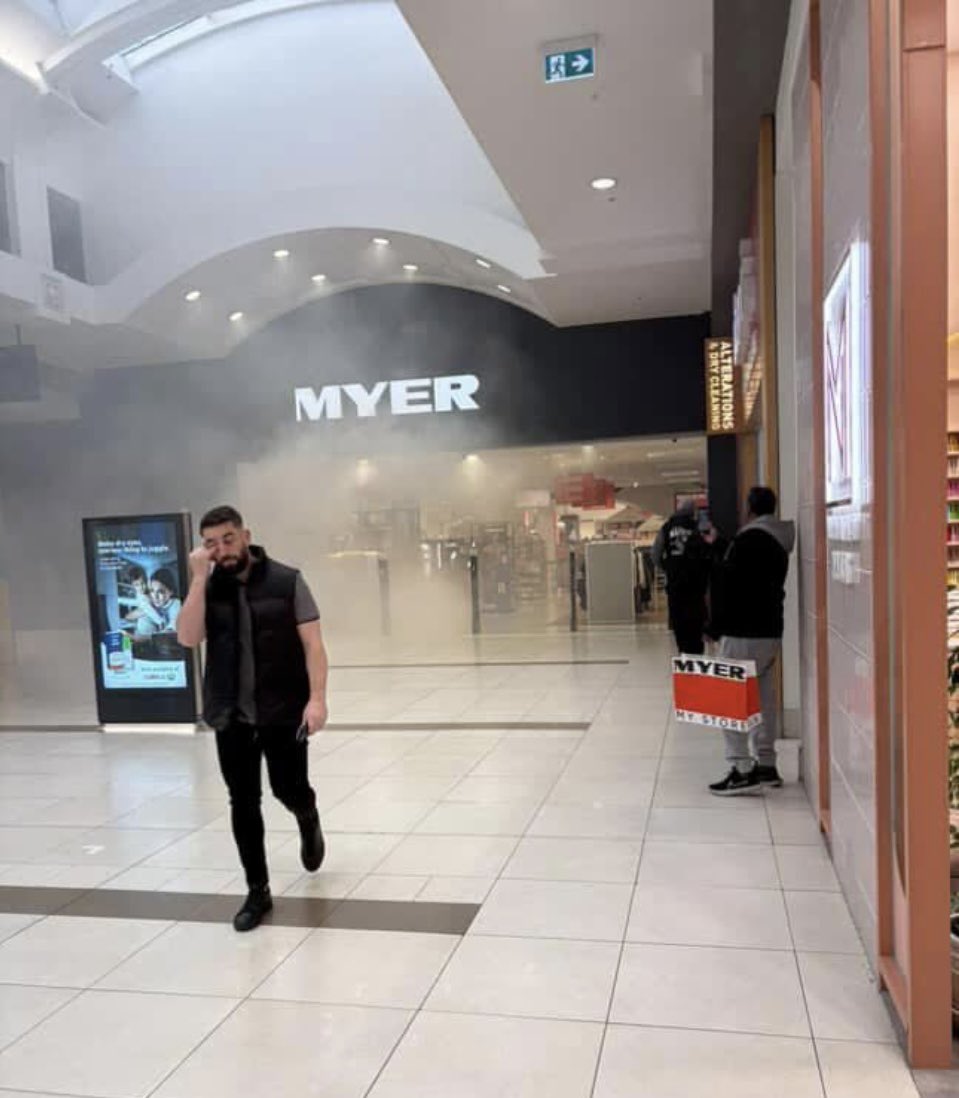 🔥 Myer at NORTHLAND Shopping Centre is on fire.

This is only hours after a car drove through the centre to evade police &amp; weeks after a machete gang fight.