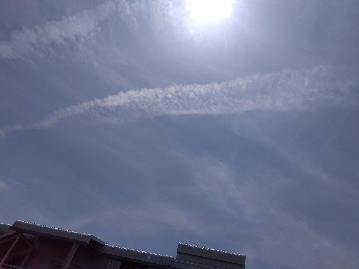Ocokela's tweet photo. @realDonaldTrump
@RobertKennedyJr
@elonmusk
Chemtrails being sprayed over the skies of Kyoto, Japan, again today.
Just like Agent Orange sprayed during the Vietnam War.
Please make them stop spraying them as soon as possible. https://t.co/Xf9EVgiFtS