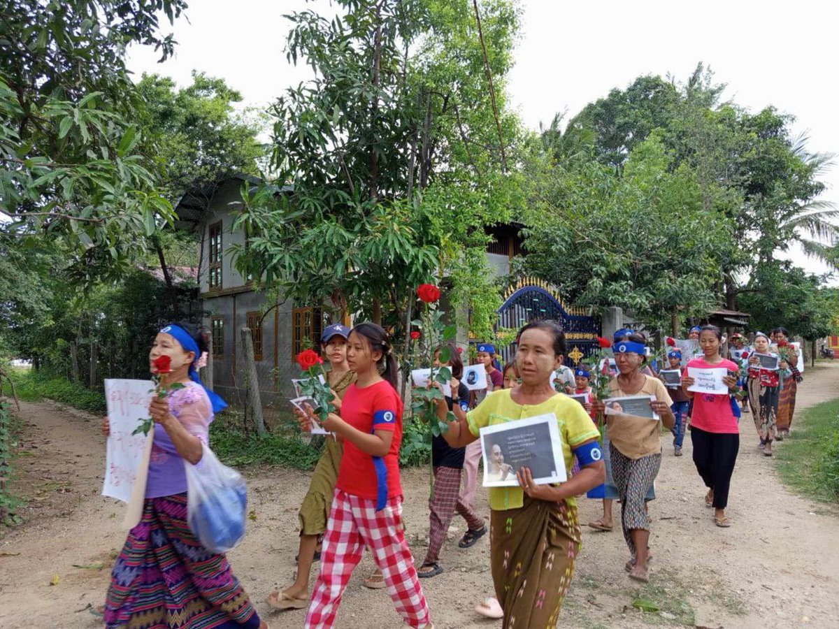 Nikki66000460's tweet photo. “ကယ်တင်ရှင်မရှာဒို့ကျေးရွာ” Strike Column demonstrated a public rally to mark a commemoration of Daw Aung San Suu Kyi’s 80th Birthday , also to pray for release of political prisoners including Daw Aung San Suu Kyi.
#WhatsHappeninglnMyanmar 
#2025Jun19Coup 
#Suu80thBirthday https://t.co/NIC8Dm1Qi9