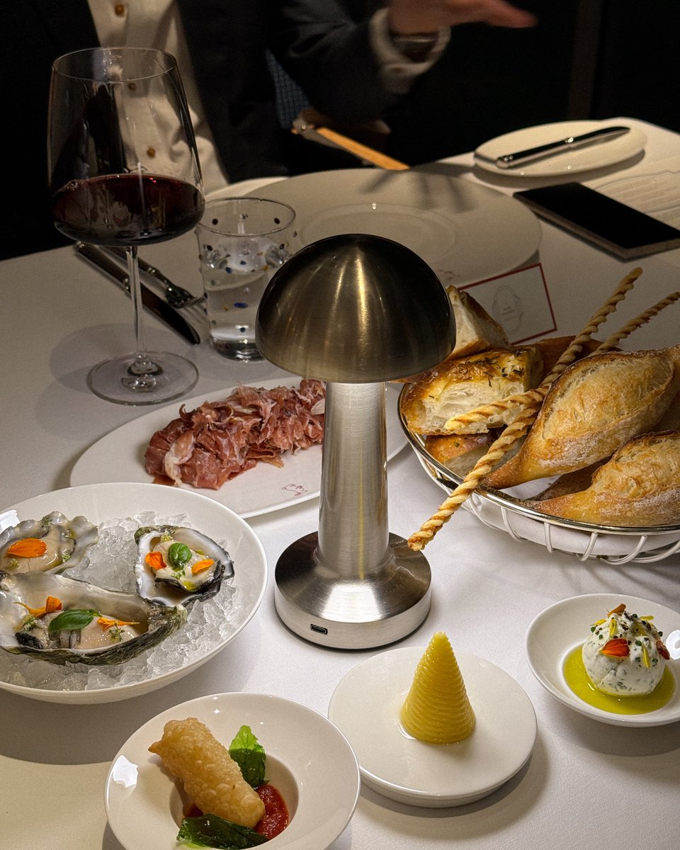 bjauntanywhere's tweet image. Lord’s Jim 🍽️🥂 : ห้องอาหารในตำนานของโรงแรม Mandarin Oriental Bangkok ที่กลับมาเปิดใหม่ แน่นอนว่าไม่ธรรมดาแน่ๆ เพราะรอบนี้ยังได้เชฟอเล็กซ์ ดิลลิ่ง (เชฟมิชลิน 2 ดาว) มารังสรรค์เมนูให้เราได้ตื่นตา บรรยากาศและการตกแต่งก็สวยสมเป็น mo_bangkok วิวแม่น้ำเจ้าพระยาสุดอลัง…