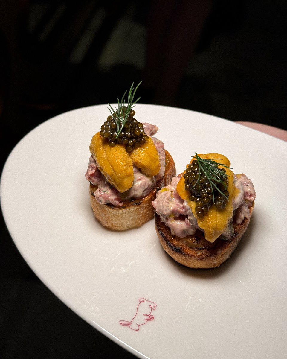 Lord’s Jim 🍽️🥂 : ห้องอาหารในตำนานของโรงแรม Mandarin Oriental Bangkok ที่กลับมาเปิดใหม่ แน่นอนว่าไม่ธรรมดาแน่ๆ เพราะรอบนี้ยังได้เชฟอเล็กซ์ ดิลลิ่ง (เชฟมิชลิน 2 ดาว) มารังสรรค์เมนูให้เราได้ตื่นตา บรรยากาศและการตกแต่งก็สวยสมเป็น mo_bangkok วิวแม่น้ำเจ้าพระยาสุดอลัง