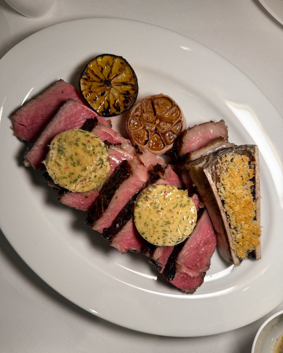 bjauntanywhere's tweet image. Lord’s Jim 🍽️🥂 : ห้องอาหารในตำนานของโรงแรม Mandarin Oriental Bangkok ที่กลับมาเปิดใหม่ แน่นอนว่าไม่ธรรมดาแน่ๆ เพราะรอบนี้ยังได้เชฟอเล็กซ์ ดิลลิ่ง (เชฟมิชลิน 2 ดาว) มารังสรรค์เมนูให้เราได้ตื่นตา บรรยากาศและการตกแต่งก็สวยสมเป็น mo_bangkok วิวแม่น้ำเจ้าพระยาสุดอลัง…