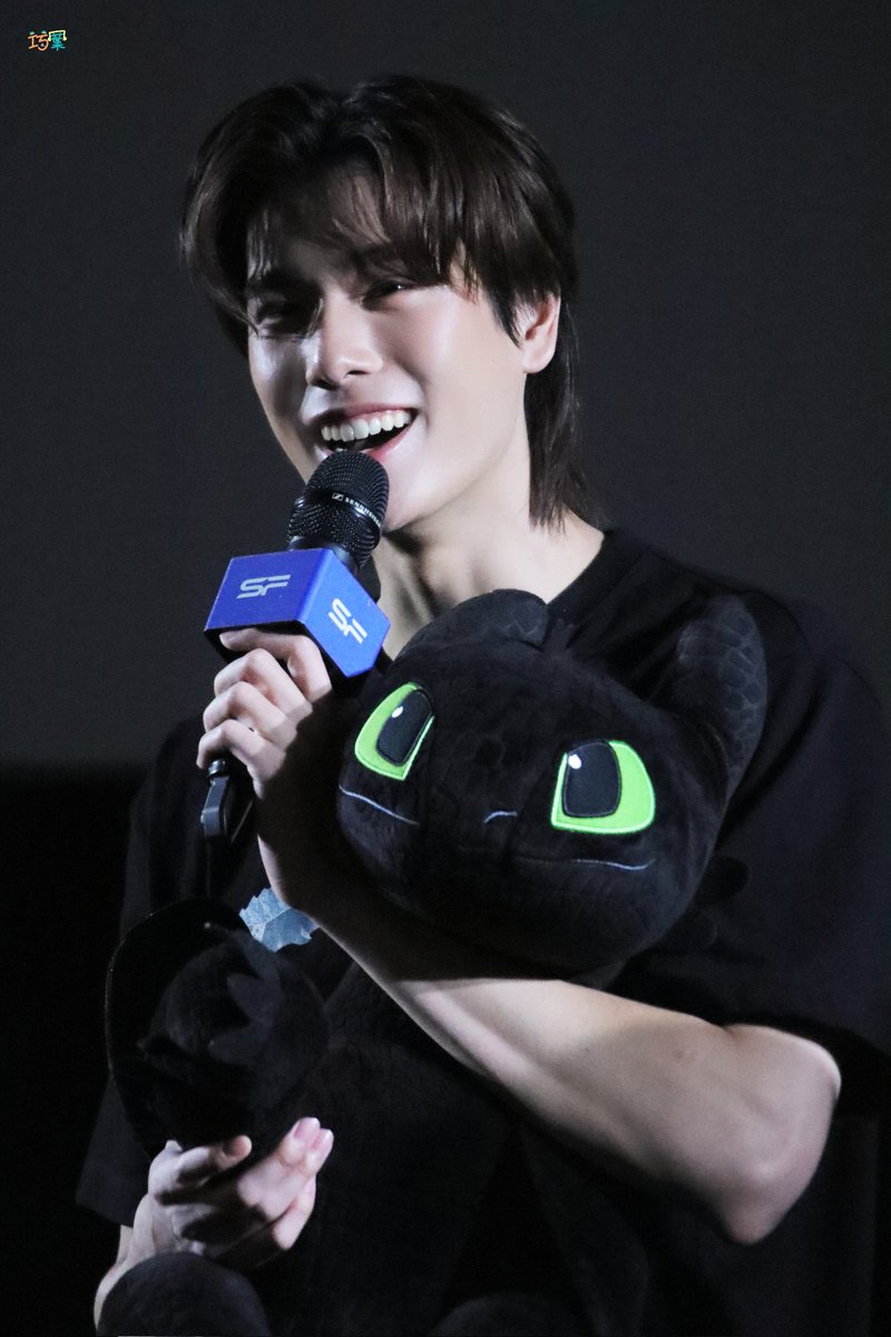wenbuxuan's tweet photo. 你配音，我爱听；你宣传，我爱看；你唱歌，我爱听；你表演，我爱看；你演奏，我爱听；你跳舞，我爱看。
只要是你，我都喜欢。❤️❤️❤️宝宝，你是强哒最棒哒，最亮哒最发光哒，拦不住你发芽。你是最好哒最俏哒，最妙哒最骄傲哒，尽情的盛开吧。🤟🤟🤟
@phuwintang
#phuwintang 
@GMMTV https://t.co/mMBw1Z6yuK