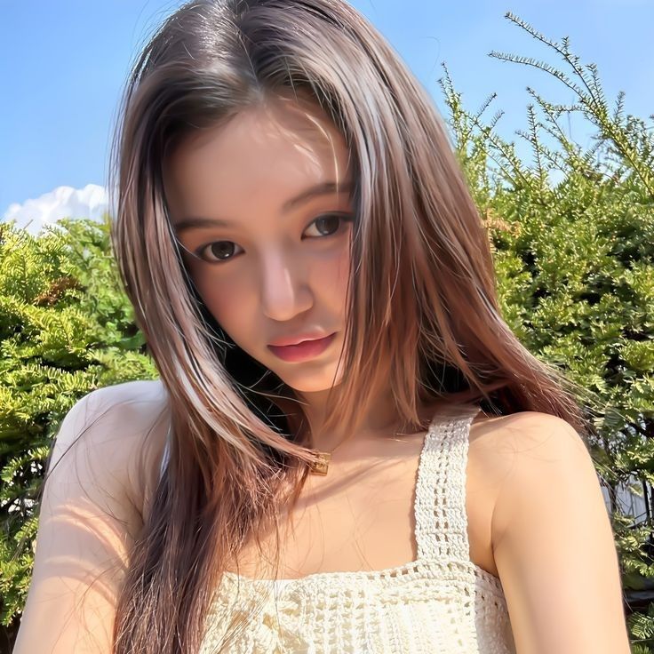 alennasihp's tweet photo. 𖥔 ⋆ 𝓐lenna ℒarasih 𝓟ramesti
she/her • 19+ • local danielle energy
— matcha gurl 🍵
music on loop, playlists a little unhinged
afrobeats to rock, she dances through moods 🎧
✯ tweeting soft chaos and flower metaphors
mutuals open, DMs warm 💌
#rpopen #rptwt #promotrp https://t.co/F9IjnrWj7N