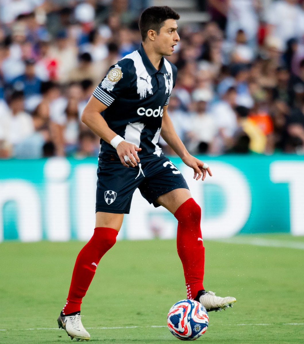 mariofgarciajr's tweet photo. ¿Soy yo o las medias rojas le quitan toda la elegancia al uniforme? No hay rojo en el escudo de Puma ni en la camiseta. Se sienten completamente fuera de contexto. https://t.co/hvNoR4YYU4