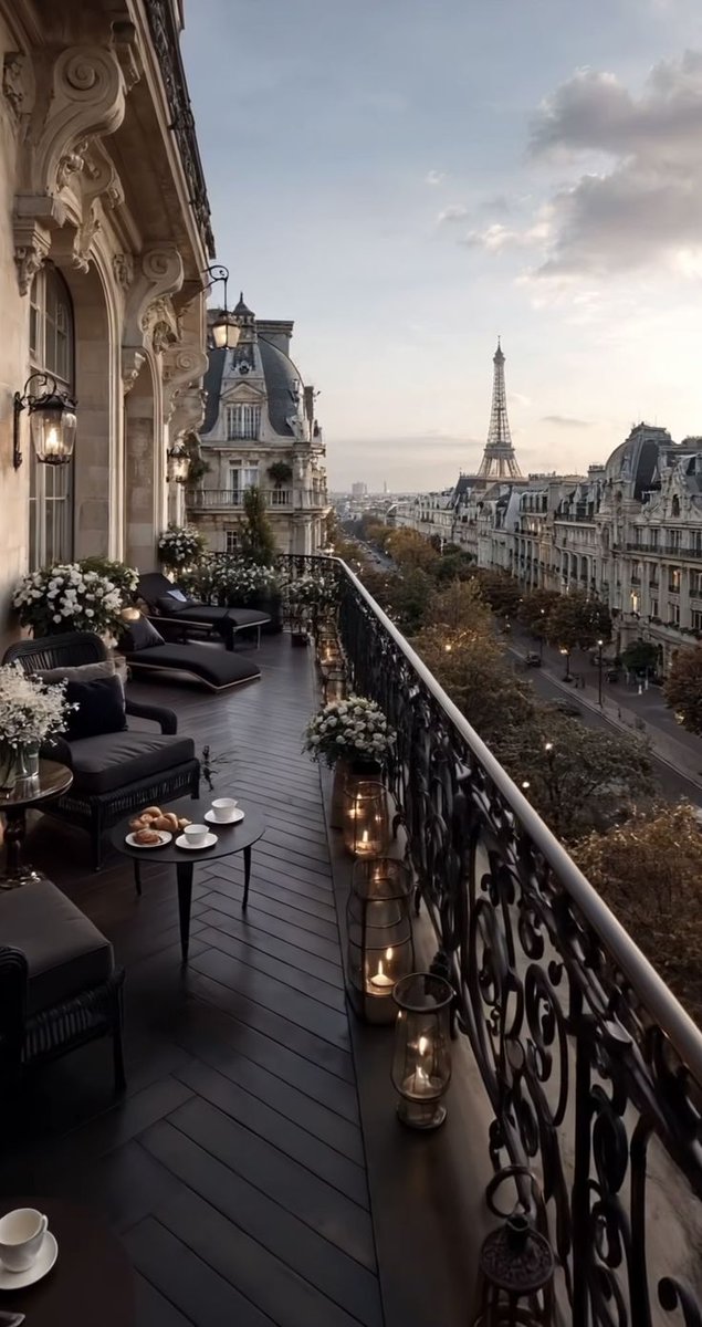 jeanne_sur_mer's tweet photo. Parisian Balcony https://t.co/cIziT4Z2RJ