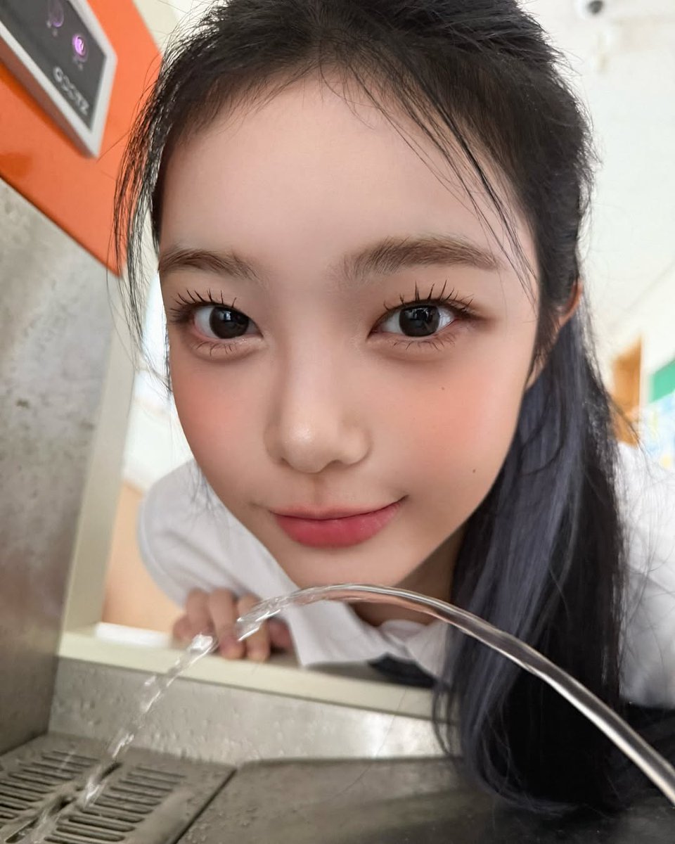 ⋅˚₊‧ ଳ ‧₊˚ ⋅𓂃 𓈒𓏸  맑은 물 한 모금과 학교 복도에서 느껴지는 상쾌한 감각에 신이 나세요! 그리고 물 마시는 걸 잊지 마세요!