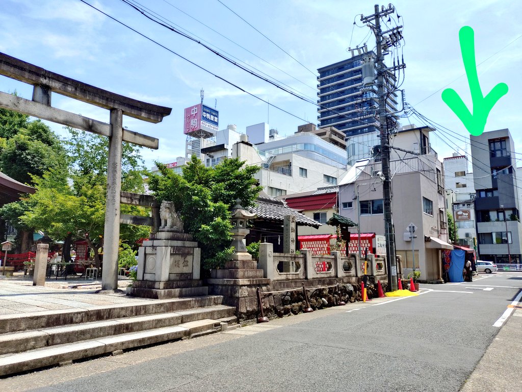 三輪神社さん前から撮ると、矢印のビルの3階にbookapartmentあります。