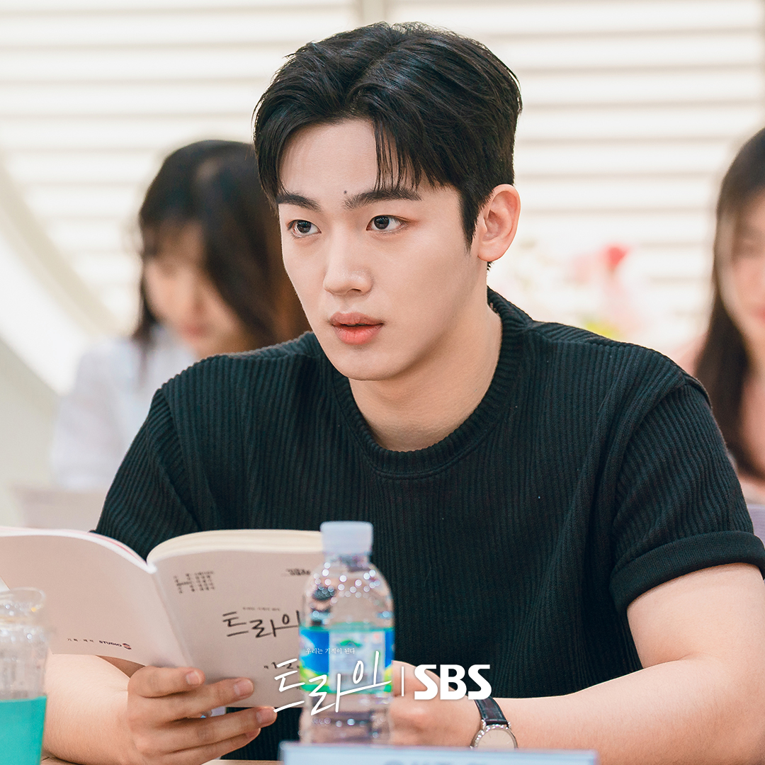 SBSNOW's tweet photo. 다가올 여름을 시원하게 강타할 강렬한 코믹 스포츠!
'트라이' 대본 리딩 현장 공개💚

SBS 새 금토드라마 <트라이: 우리는 기적이 된다>
☞ 7월 25일 [금] 첫 방송

#SBS새금토드라마 #트라이 #트라이우리는기적이된다
#TryaMiracleinUs #코믹성장스포츠 #스틸
#트라이스틸 #트라이대본리딩 #대본리딩
#윤계상 #임세미 #김요한