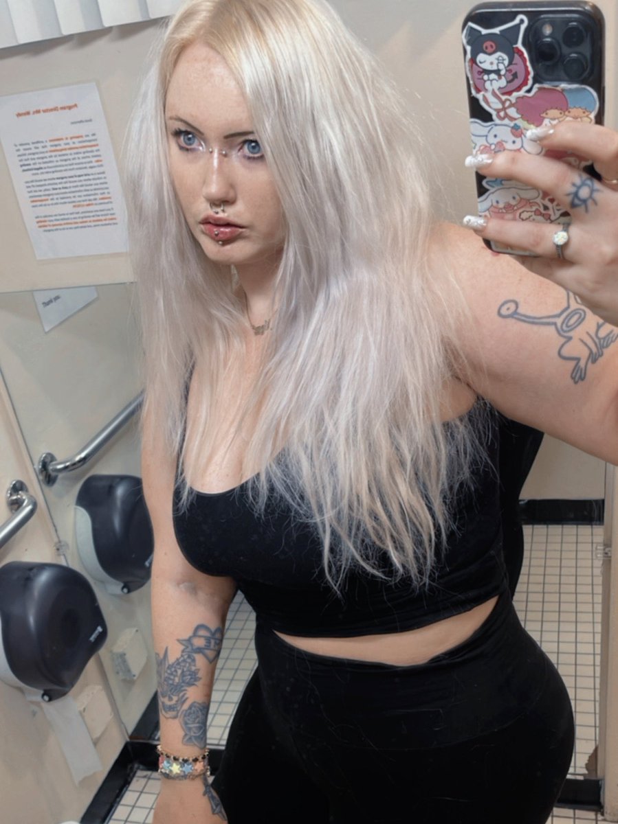 bimbokitten96's tweet photo. who wants to see more of a freshly shaved thick bingo, big ass big tits best of both worlds hehe #p2p #thick #thicc #curvy #bimbo #whore #slut #blonde https://t.co/29pjHuX0GA
