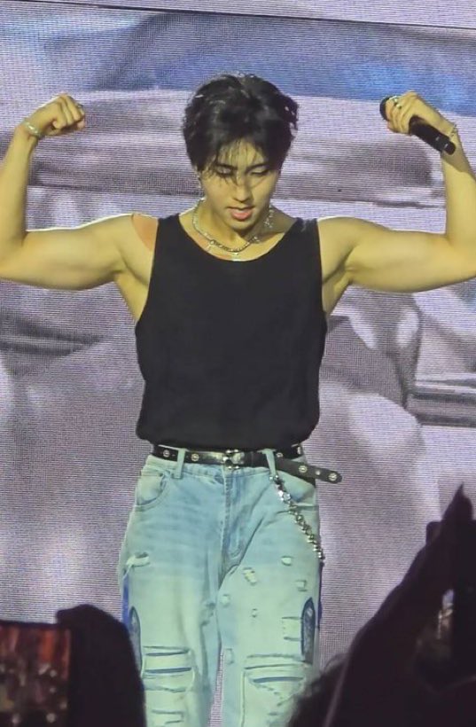 IM GETTING DIZZY HYUNSUNG HOW ABOUT OUR SANITY