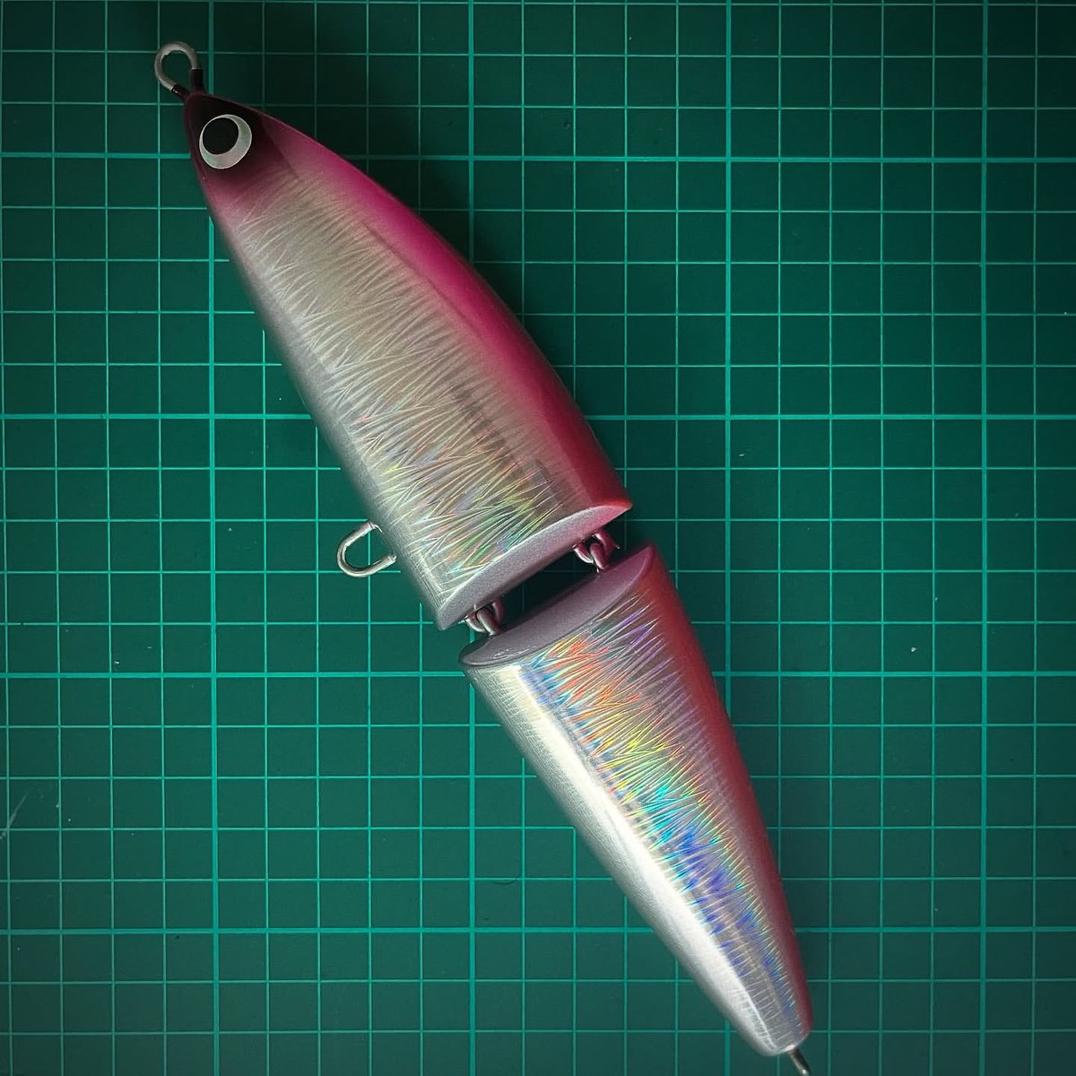 kent0622's tweet photo. Yambal ACT 海水大物雙節魚
210mm/108g
只々艶めかしく泳ぎ、GTの食欲のスイッチをONにします👍
它游動的姿態極具誘惑力，能瞬間激發GT的掠食本能👍

#釣り
#台灣釣り
#saltwaterfishing
#YambalArtCraft 
#ヤンバルアートクラフト
#kent_fishing
#我沒錢所以我邊釣魚邊旅行 https://t.co/XEgSyTjfz2