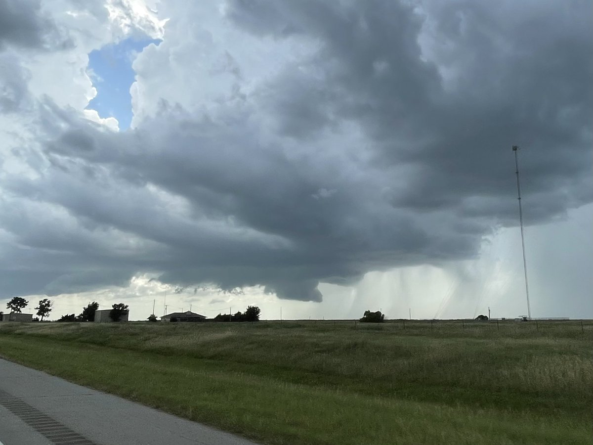 m_eljones's tweet image. Got some nice shots of a supercell to the east of Lawton, OK earlier this evening #okwx