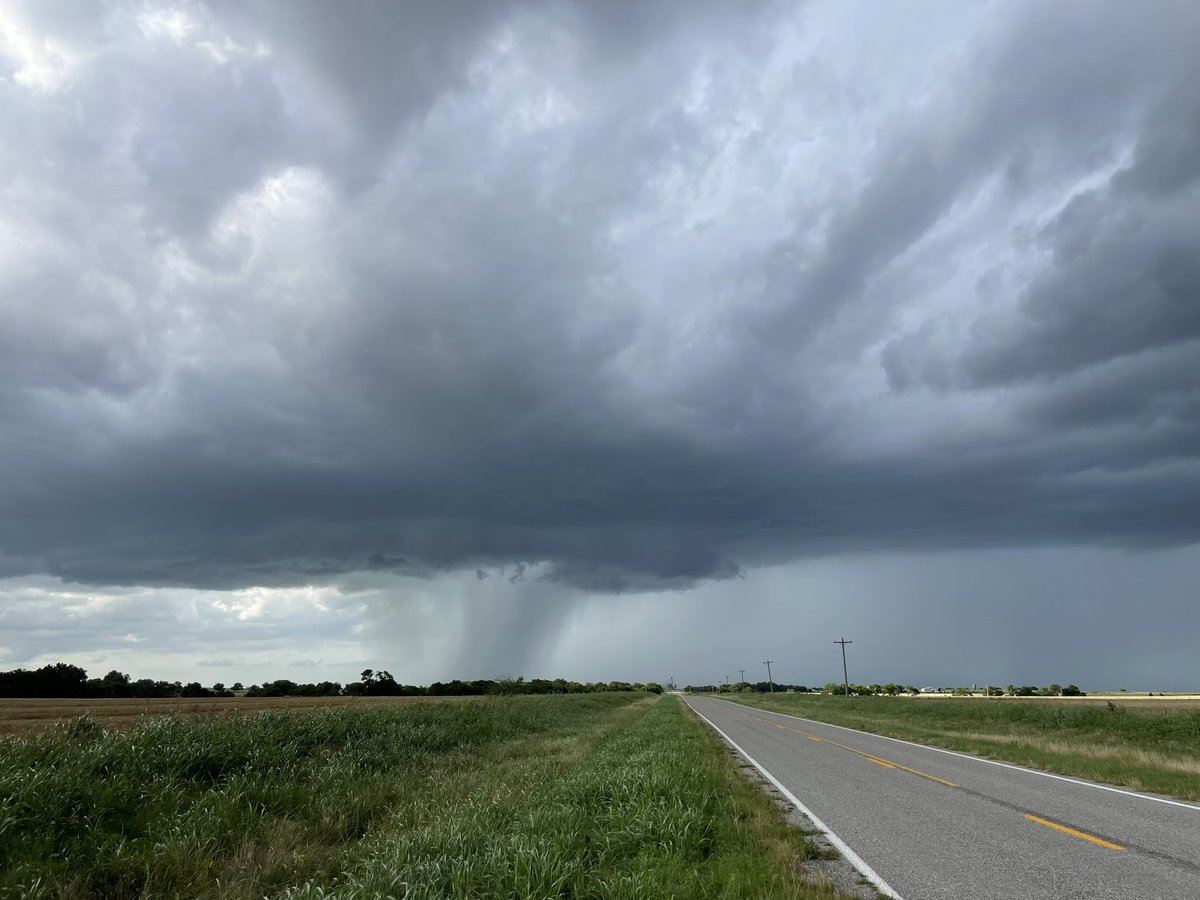 m_eljones's tweet image. Got some nice shots of a supercell to the east of Lawton, OK earlier this evening #okwx