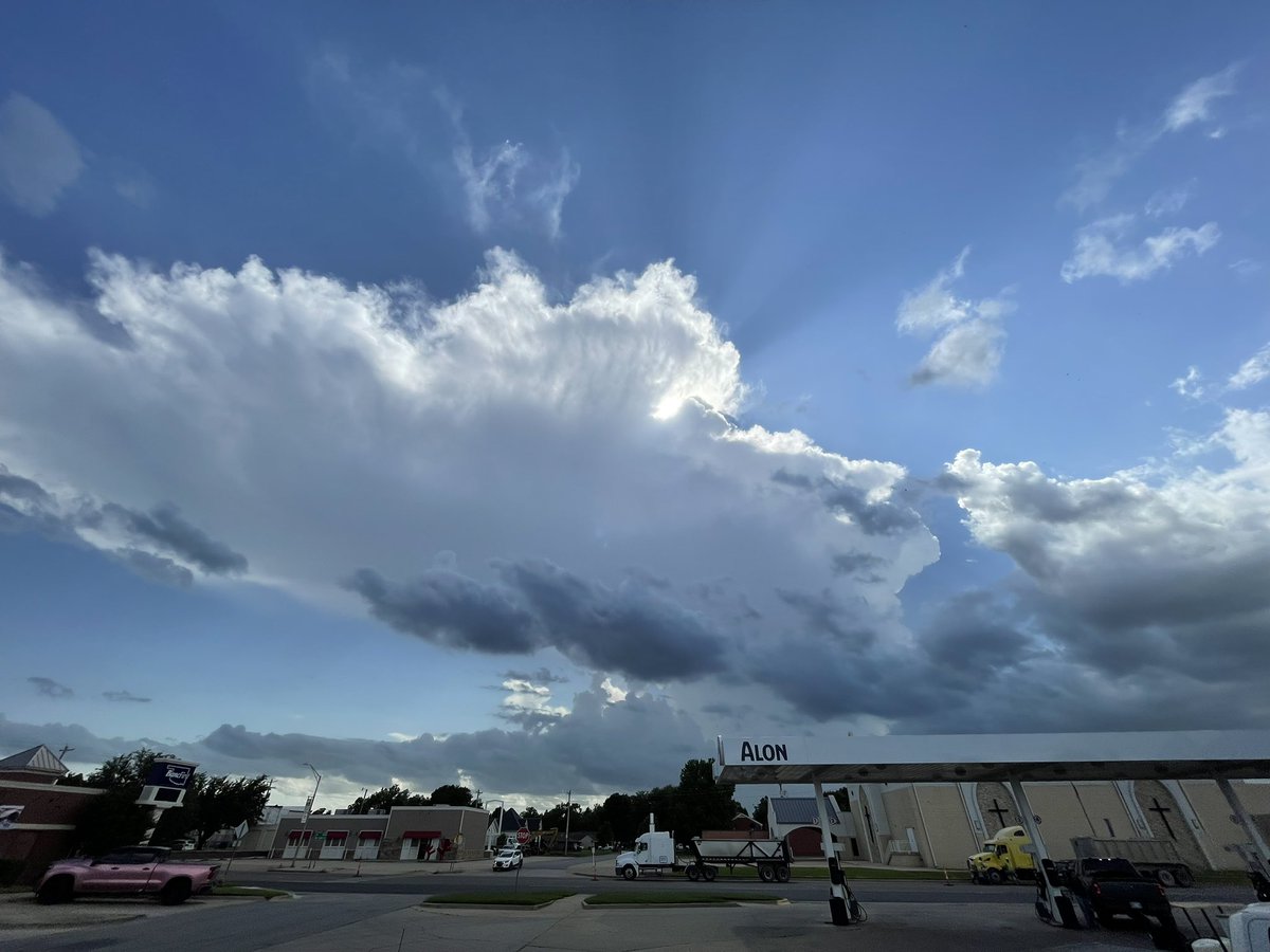 m_eljones's tweet image. Got some nice shots of a supercell to the east of Lawton, OK earlier this evening #okwx