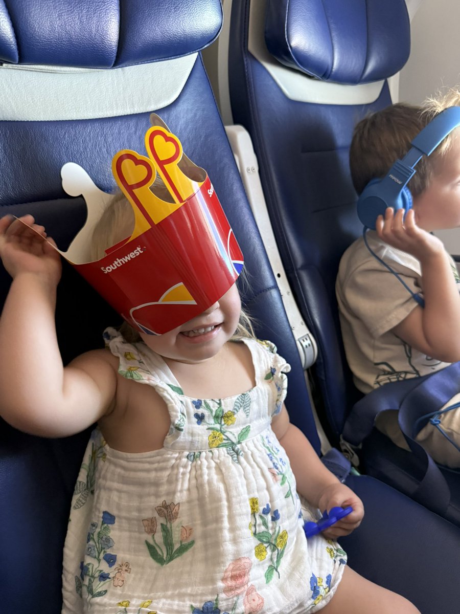 MissyEricks's tweet photo. Huge shout out to the amazing team
Member on our @SouthwestAir flight from Houston to California today who saw our girl struggling and showed up with goodies. It made a hard flight a lot easier. https://t.co/OAmjvJO2eP