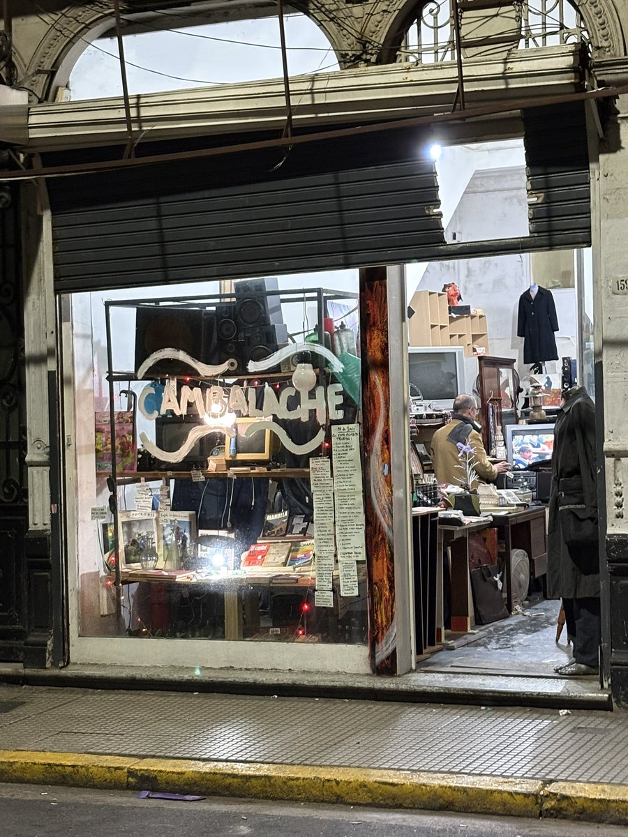 Fascinado e intrigado con este local abierto a las 23:19 en Paraná y Bartolomé Mitre.