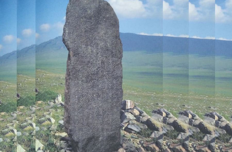 Хүйс Толгойн бичээсийг ЮНЕСКОгийн Memory of World-д бүртгүүлсэн батлмж ирсэн.
Wikibilig орчуулагчаар ажилласн уг соёлын өв:
1. VI зууны өвөг Монгол Хэлээр, Брахми үсгээр бичдэг, бичиг үсэгтэй байсныг
2. Мөн үед өвөг монголчууд Бурханы шашинтай байсныг нотолж байгаа
суурь нээлт юм