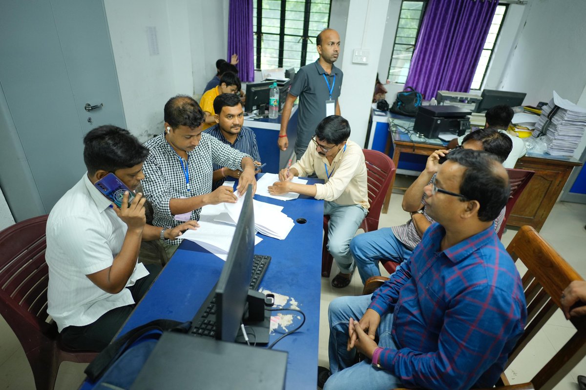 CEOWestBengal's tweet image. Glimpse of the AC Level Control Room at Kaliganj BDO Office of Nadia District for #ByeElection  at 80 -Kaliganj AC under Nadia district West Bengal.
#ByeElection2025 #ControlRoom 
@ECISVEEP
@SpokespersonECI
@deonadiawb