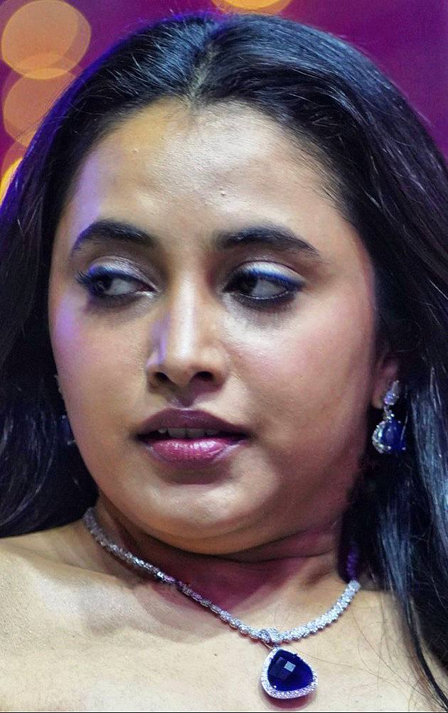 (In crowd bus)
Me: Uncle ena pandriga idikama nilunga

He:En Unaku pidikalaya di potta

Me:Epidi na potta nu kandupidicha

He:Un soothu size pathale theriyuthu di

Me:Sari,na last stop tha nalla Urasikoo

He:Next Stop la erangu En room polam,1000 Rs tharen di

Me: Saringa Mama 🙈