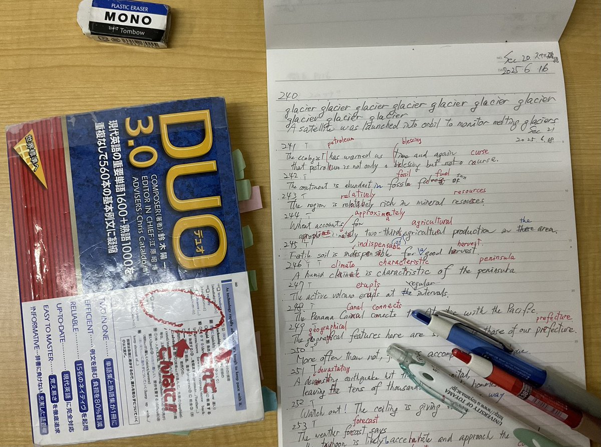 AnneLearnEng's tweet photo. #英単語  #DUO3.0 の2周目

例文を音声のスピードで言えるようにしてから
25回Repeatして
後例文を書いているんですが

頭がクラクラ😵‍💫する程スペルミス多いであります

ミスした単語は10回書いてますが
学習して覚えたはずの単語もままあるので
自分の暗記力に疑問が生じてる

何周すれば覚えるのか… https://t.co/7hG4V2zaVD