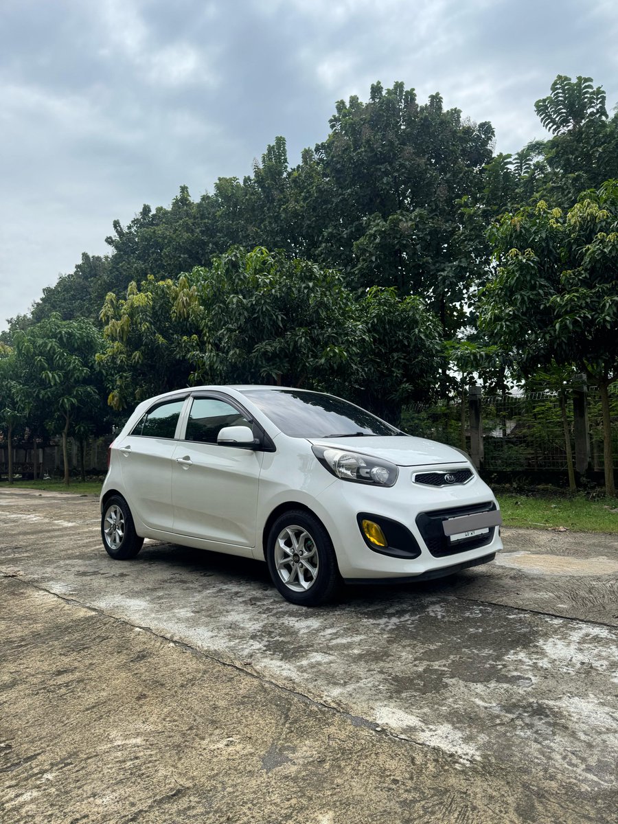 MasMasBiassaa's tweet photo. Dibandingkan sama Mirage, Brio, Etios, March, Splash atau Katana sebagai sesama kutu, sejujurly Picanto ini punya tampang paling gamntenc & build quality yang paling bakoh menurutku, setidaknya pas buka nutup pintu suara "bleg" nya agak lumayan berasa
Selain itu, bahan interior meskipun terdiri dari plastik, plastik & plastik masih keliatan solid & ga kek ember ember banget.

Untuk akomodasi, bagasi Picanto ini mirip kek brio setrikaan, ga muat buat ngangkut mayat, tapi bersyukurlah jok belakang Picanto ini biaa dibikin rata lantai jadi kalo mau bawa mayat errrrr maap, galon setidaknya bisa muat 3 biji.
Bicara driving impression, nih mobil jujur cuocok pol buat dipake nonik nonik, soale setire uuuwwentenge pol pakk, jadi dijamin gampang buat parkir di emol emol.

Minusnya mobil ini paling gadikasih sun visor yang ada cerminnya. Jadi para princess sekalian alamat bakal rodo syulit buat retouch make up didalem mobil ini 🤌🏻

Btw, sisi peredaman pun masih 100% rapetan Picanto dibanding kelas kutu lain, jadi gaperlu kenceng² volume HU-nya, audio udah bisa didenger sambil nyetir

Wes monggo, cocok buat yang baru belajaran nyetir mobil, terutama cewe
Mobilnya unyuk 🫶🏻
------------------------------------
KIA PICANTO AT tahun 2012
KIA Picanto 1.2 SE 2014 Matic

Surat lengkap pajak hidup
Mesin prima perawatan rutin
Kilmeter 80rb asli record
Buku servis dan buku panduan lengkap
Kondisi full original istimewa dan siap pakai
Bergaransi tidak bekas laka dan banjir

Harga cash 109jt nego
Harga credit 99jt

https://t.co/9KgdzMcHuX