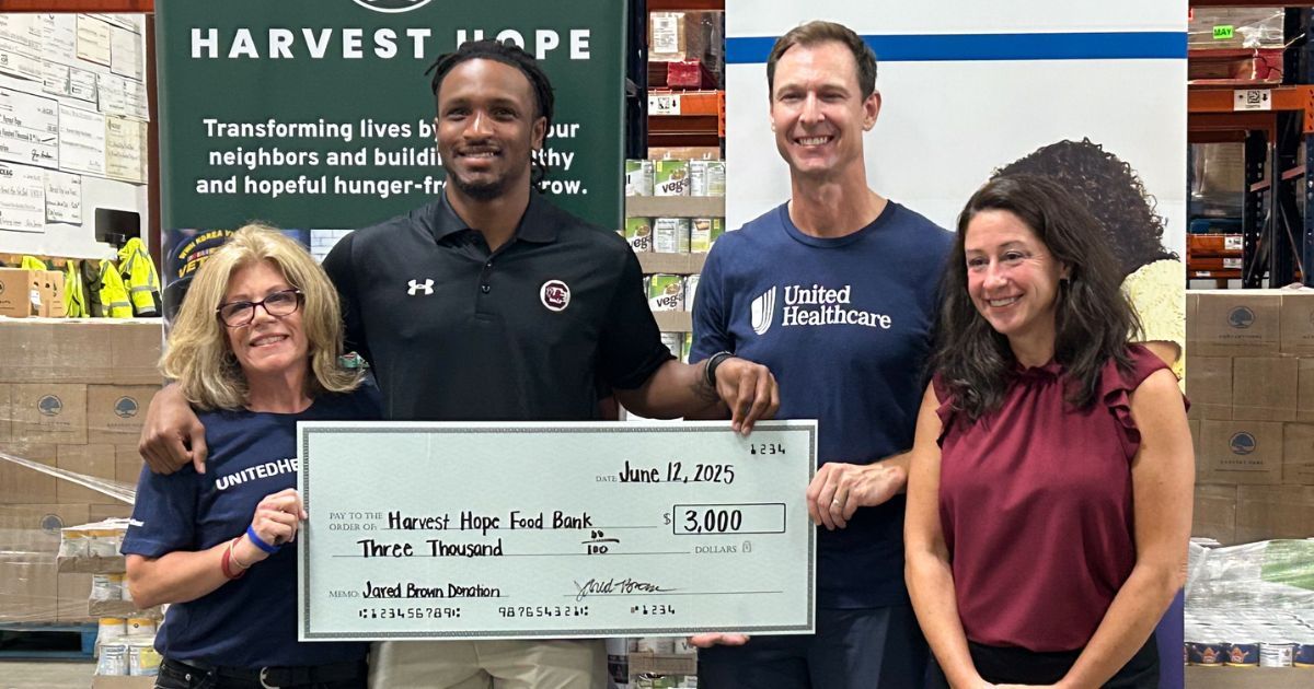 South Carolina WR Jared Brown donates time, check from NIL earnings to local non-profit 🫡

READ HERE ➡️ on3.com/teams/south-ca…