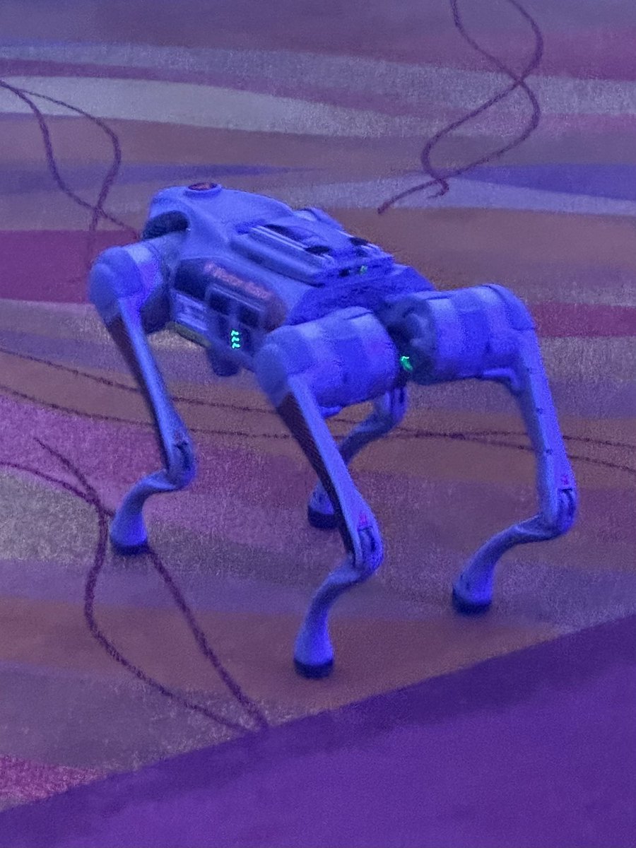 rene05x's tweet image. Better don’t look behind the stage?!
The #UnitreeRobotics Go2 Robot Dog is a star of the #SuperAI2025 event, it attracts many eyes. 🤣 (hint: human remote controlled)