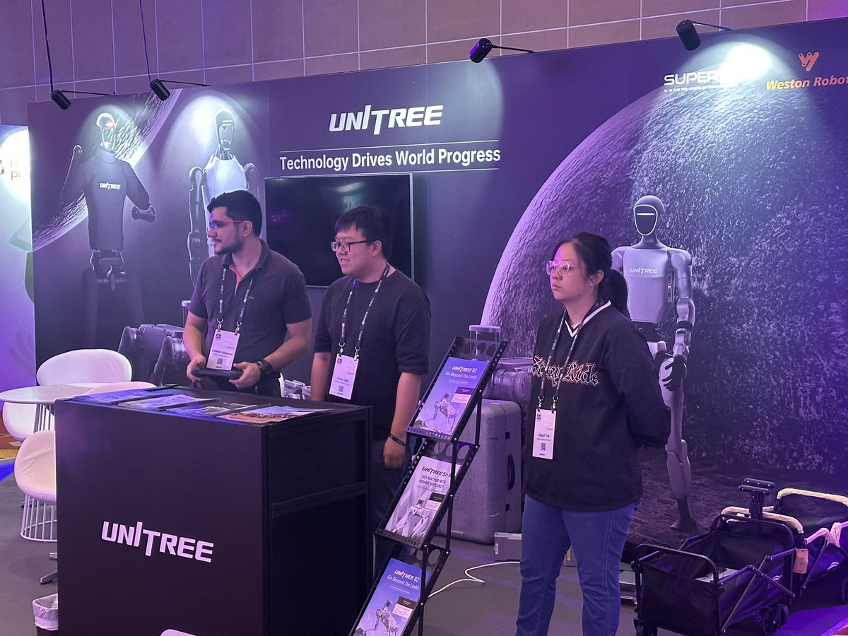 rene05x's tweet image. Better don’t look behind the stage?!
The #UnitreeRobotics Go2 Robot Dog is a star of the #SuperAI2025 event, it attracts many eyes. 🤣 (hint: human remote controlled)