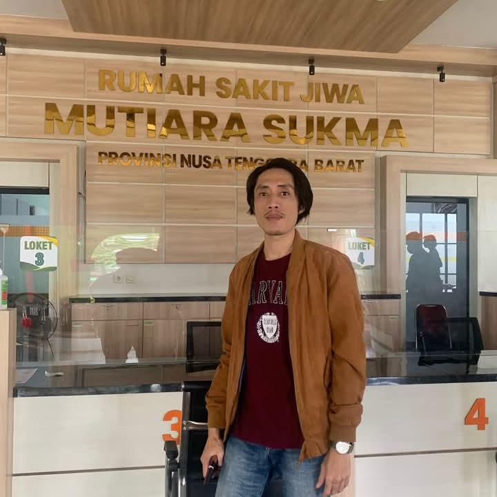 Nyebar ijazah Jokowi dan foto KKN Jokowi yang tidak ada Jokowi di media sosial maksudnya biar lepas dari Kasus Pengadaan Alkes ya ini orang?!

Kalau beneran mau lepas mending ngaku sakit jiwa aja..