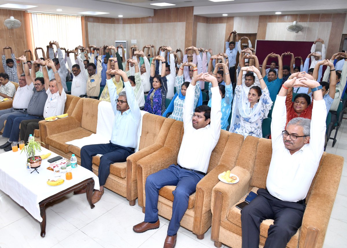 रेल मंत्रालय के निर्देशानुसार, केन्द्रीय रेल विद्युतीकरण संगठन, ग्यारहवे अंतर्राष्ट्रीय योग दिवस का कार्यक्रम आयोजित कर रहा है। इसी क्रम में  महाप्रबन्धक श्री संजय कुमार श्रीवास्तव, की गरिमामयी उपस्थिति में संगोष्ठी का आयोजन किया गया।