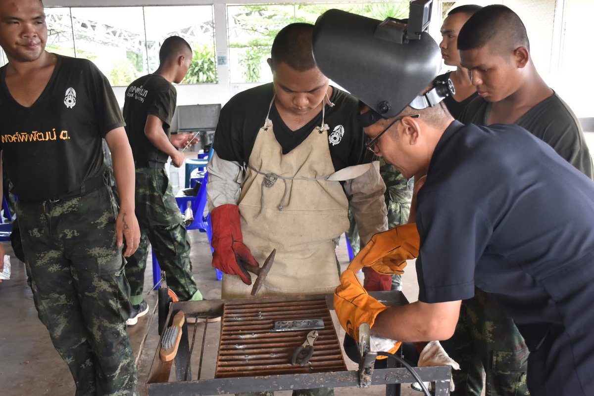 army2pr's tweet photo. กองพันทหารราบที่ 1 กรมทหารราบที่ 13 ดำเนินการจัดการฝึกอบรมวิชาชีพให้กับทหารใหม่ ผลัดที่ 1/68 ในหลักสูตร ช่างเชื่อมโลหะ และหลักสูตร ช่างตัดผม เพื่อให้น้องทหารใหม่ มีความรู้ ความเข้าใจ พร้อมทั้งสามารถนำความรู้ไปไปประกอบอาชีพ หลังปลดประจำการได้
#bootcamp168 #น้องคนเล็ก #พลทหาร https://t.co/NE0cGC1E7B