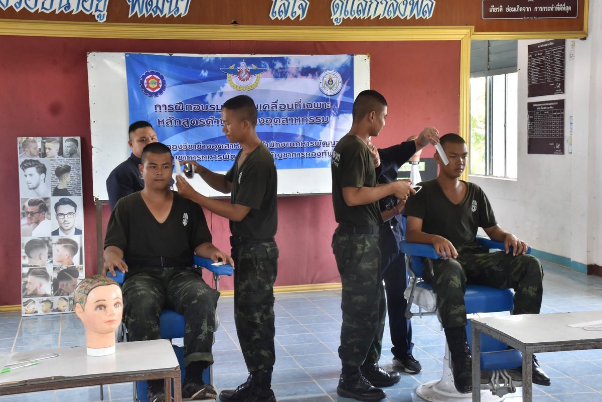 army2pr's tweet photo. กองพันทหารราบที่ 1 กรมทหารราบที่ 13 ดำเนินการจัดการฝึกอบรมวิชาชีพให้กับทหารใหม่ ผลัดที่ 1/68 ในหลักสูตร ช่างเชื่อมโลหะ และหลักสูตร ช่างตัดผม เพื่อให้น้องทหารใหม่ มีความรู้ ความเข้าใจ พร้อมทั้งสามารถนำความรู้ไปไปประกอบอาชีพ หลังปลดประจำการได้
#bootcamp168 #น้องคนเล็ก #พลทหาร https://t.co/NE0cGC1E7B