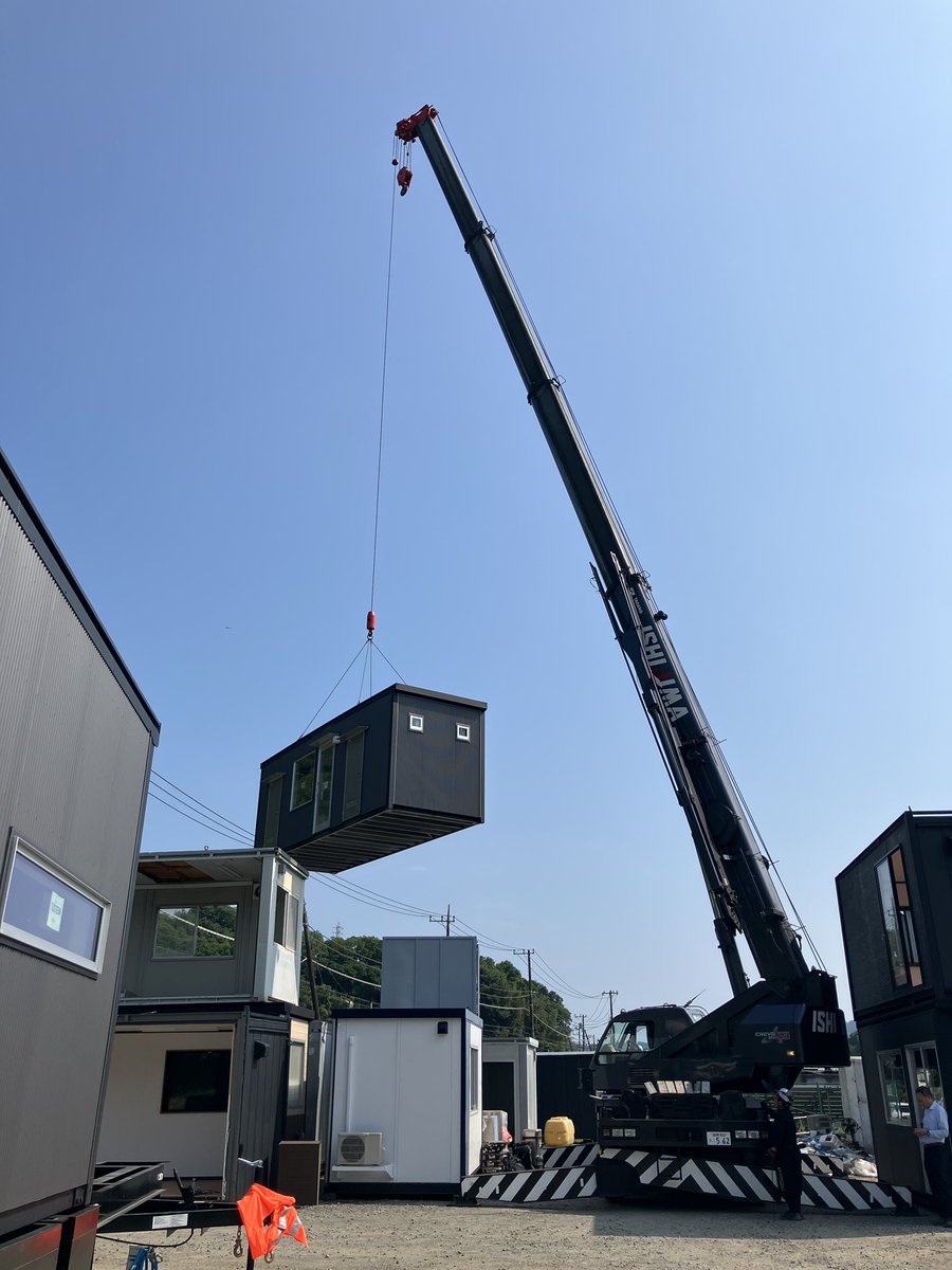unithousekai's tweet photo. おはもくようびです！☺️本日もとても暑いですね！

弊社の事務所がトレーラーハウスにリニューアル！昨日は設置のためラフタークレーンが登場しました！圧巻です！🙂‍↕️✨️

 #ユニットハウス  #トレーラーハウス  #企業公式相互フォロー https://t.co/5jBgkKu7kd