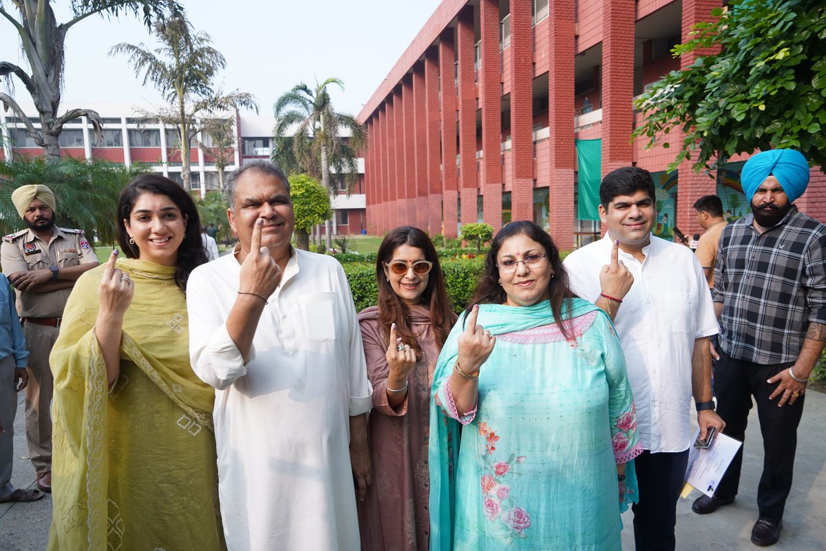 SanjeevArora_PB's tweet photo. #iVoted4Development
#SanjeevArora
ਅੱਜ ਆਪਣੇ ਪਰਿਵਾਰ ਦੇ ਨਾਲ ਸਥਾਨਕ ਵੋਟਿੰਗ ਬੂਥ 'ਤੇ ਜਾ ਕੇ ਆਪਣੇ ਲੋਕਤੰਤਰਕ ਹੱਕ ਦੀ ਵਰਤੋਂ ਕੀਤੀ। ਹਰ ਇੱਕ ਵੋਟ ਮਾਇਨੇ ਰੱਖਦੀ ਹੈ। ਅਸੀਂ ਆਪਣੀ ਵੋਟ ਇੱਕ ਮਜ਼ਬੂਤ,ਸਥਿਰ ਅਤੇ ਤਰੱਕੀਸ਼ੀਲ ਲੁਧਿਆਣਾ ਲਈ ਪਾਈ ਹੈ।
ਆਓ ਅਸੀਂ ਸਾਰੇ ਮਿਲ ਕੇ ਲੋਕਤੰਤਰ ਨੂੰ ਹੋਰ ਮਜ਼ਬੂਤ ਬਣਾਈਏ ਤੇ ਆਪਣੇ ਸ਼ਹਿਰ ਦੇ ਵਿਕਾਸ ਨੂੰ ਚੌਗੁਣੀ ਤਰੱਕੀ ਦਈਏ।
ਘਰੋਂ ਨਿਕਲੋ, ਵੋਟ ਪਾਓ — ਤੁਹਾਡੀ ਵੋਟ ਤੁਹਾਡੀ ਆਵਾਜ਼ ਵੀ ਹੈ, ਤੁਹਾਡਾ ਭਵਿੱਖ ਹੈ।