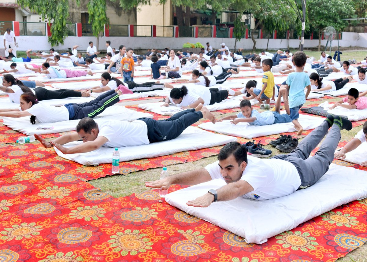 केन्द्रीय रेल विद्युतीकरण संगठन में चल रहे 11वें अंतर्राष्ट्रीय योग दिवस के कार्यक्रम के अन्तर्गत दिनांक 18.06.2025 को योगी श्री संजय पाण्डे के मार्गदर्शन में त्रिवेणी विहार, रेलवे कालोनी में रेलवे अधिकारियों, कर्मचारियों व उनके परिवार के लिए योग शिविर का आयोजन किया गया।