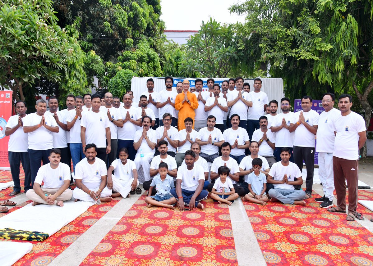 केन्द्रीय रेल विद्युतीकरण संगठन में चल रहे 11वें अंतर्राष्ट्रीय योग दिवस के कार्यक्रम के अन्तर्गत दिनांक 18.06.2025 को योगी श्री संजय पाण्डे के मार्गदर्शन में त्रिवेणी विहार, रेलवे कालोनी में रेलवे अधिकारियों, कर्मचारियों व उनके परिवार के लिए योग शिविर का आयोजन किया गया।
